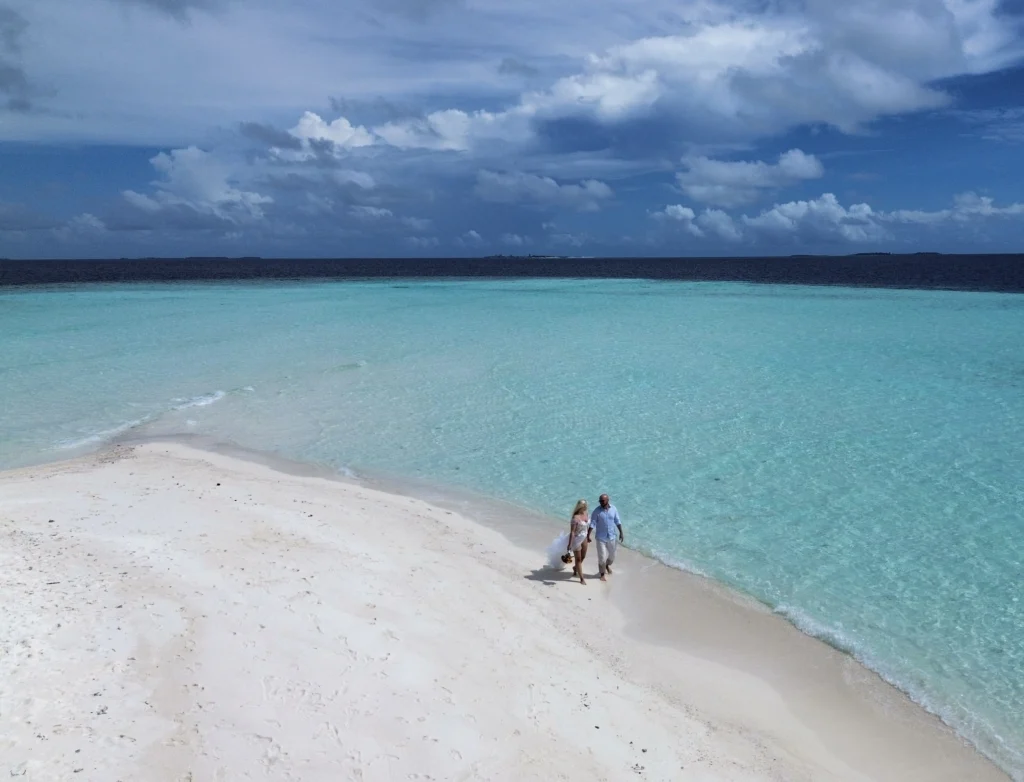 Sedinta fotot pe un banc de nisip in Maldive