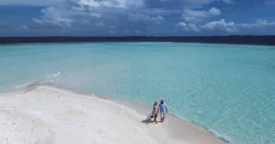 Sedinta fotot pe un banc de nisip in Maldive